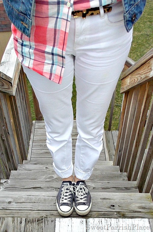 white jeans, plaid button down, denim jacket, Converse3