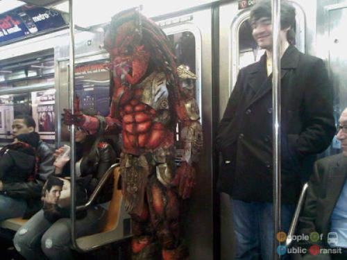 pessoas bizarras em metrô (1)