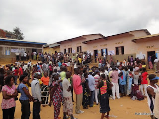 Files d’électeurs dans un centre de vote à Matadi (Bas-Congo), lors du scrutin présidentiel et législatif du 28 novembre 2011. Radio Okapi