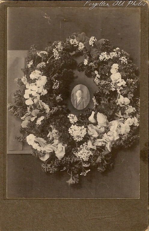 [Funeral%2520Wreath%2520with%2520photo%2520Cabinet%2520Card%2520Solway%255B8%255D.jpg]