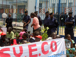 Sit-in de quelques enseignants membres du Syeco devant la primature, le 2/03/2011 à Kinshasa. Radio Okapi/ Ph. John Bompengo