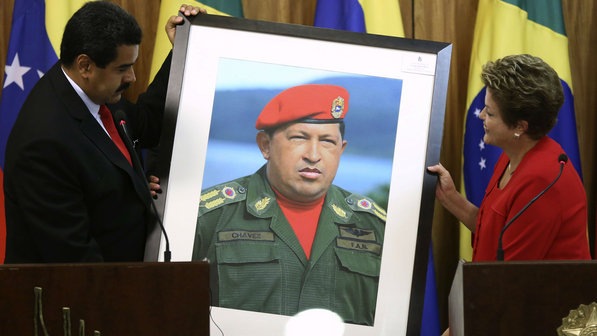 [Nicolas-Maduro-presidente-da-Venezuela-presenteia-presidente-Dilma-Rousseff-com-uma-imagem-do-falecido-coronel-Hugo-Chavez-size-598%255B4%255D.jpg]