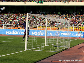 Une actiom du gardien de l'A.S.V. Club ce 22/05/2011, au stade des Martyrs à Kinshasa, lors de dans le cadre de Vodacom Super Ligue dont le score final, 2 pour V. Club et 0 pour Lupopo. Radio Okapi/ Ph. John Bompengo