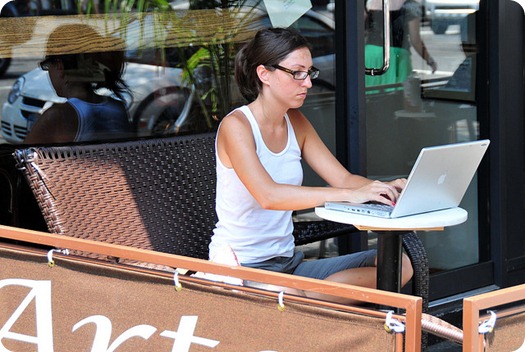 Cafe'de Laptop Kullanan Kadın