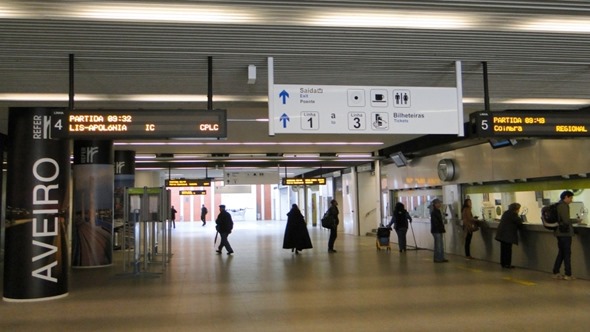 Estação de trem em Aveiro: Moderna por dentro