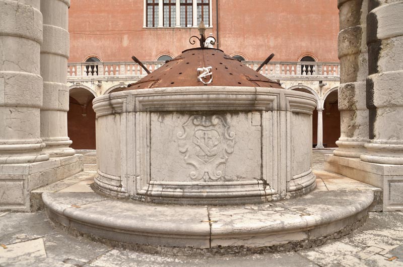 Chiostro_trinita_05.jpg Chiostro trinita 05