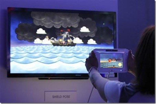 Wii U na E3: note o cabo saindo do controle.