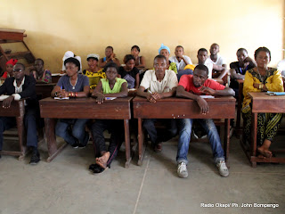 Des témoins des candidats le 28/11/2011 dans un bureau de vote au quartier Makelele dans la commune de Bandalungwa à Kinshasa, pour les élections de 2011 en RDC. Radio Okapi/ Ph. John