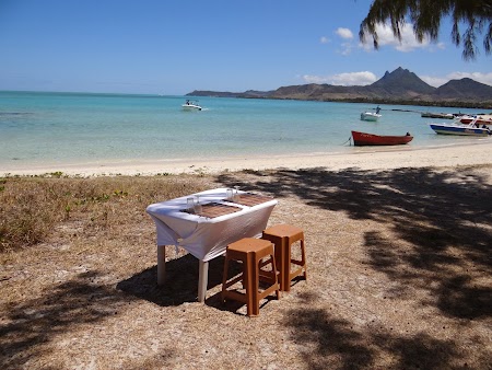 Ile aux Cerfs, insula cerbilor din Mauritius: Masa la malul marii