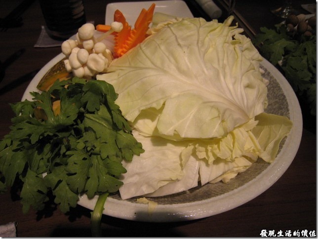 台北新光三越-紅豆食府●壽喜燒。鍋物－盛合青菜皿，蔬菜超多，不過這是三人份。