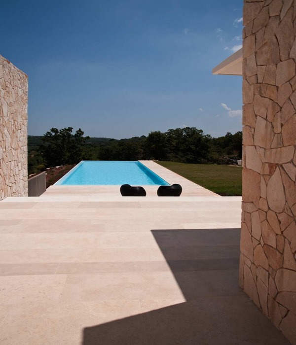 Casa minimalista / Ceno de Daniele Corsaro casa-minimalista-con-piscina