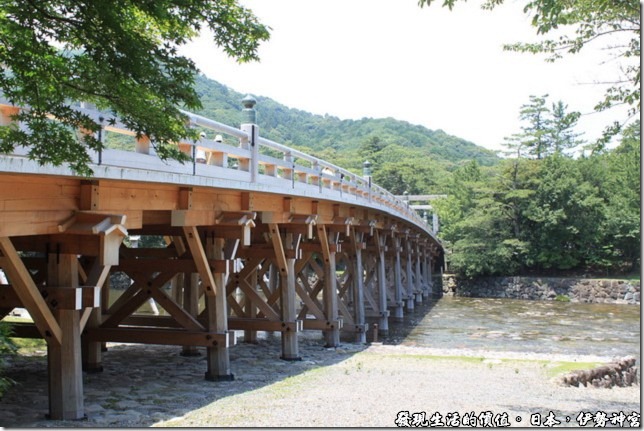 日本伊勢神宮，這座通往伊勢神宮的木橋橫跨在五十鈴川之上，典雅的橋墩，清澈的溪流，好一個小橋流水，扯遠了。