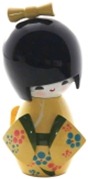 boneca kokeshi amarela