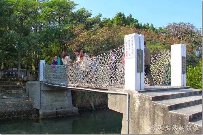 台南-四草竹筏綠色隧道。這裡也有坐吊橋可以連通大眾廟與運河旁的溼地，這吊橋就橫跨在運河的上方。