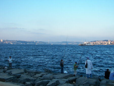 Imagini Istanbul: pescari pe malul Bosforului