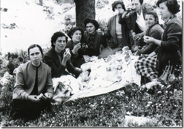 Πρωτομαγιά 1956 , στον  Άι Νικόλα  στα  Καλτεζιά, Καταντζάλου,Μαρία Ι.Πέτρου - Τάλτα , Ελένη Ταμβάκη , Ελένη Λατσούδη,Κούλα  Ταμβάκη Γιαννούλα Γ. Πέτρου - Τάλτα ,Μαρία Γ. Πέτρου - ΤάλταΑλεξάνδρα Ταμβάκη