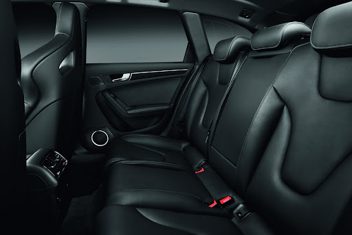 2013-Audi-RS4-Avant-17.jpg