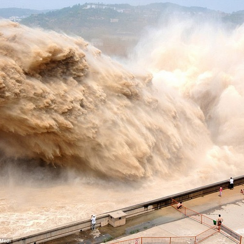 Dahsyatnya semburan air lumpur di bendungan terbesar China !