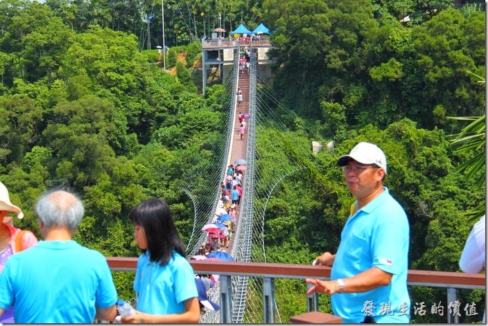 南投-天空之橋。南投的「天空之橋」全長為204公尺，階梯共265階，兩端高低落差有5.65公尺。