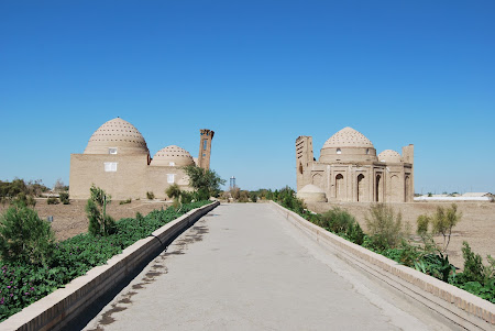 Obiective turistice Turkmenistan: Mausoleele din dreapta soselei
