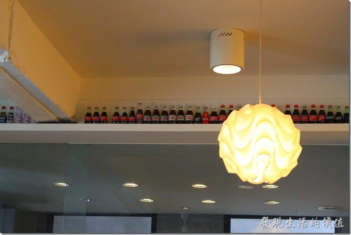 台南-Noi-coffe河內咖啡。咖啡館的天花板下面擺滿了瓶瓶罐罐的可樂罐當裝飾，有點類似日本料理店擺放清酒瓶，不過一般咖啡廳都會擺放illy這類頂級i的咖啡罐。