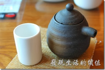 台南-築地壽司。這裡的的陶壺（醬油壺）有點給它可愛耶，壺蓋有個很深的直筒構造，應該是為了防止醬油倒太多、溢出來的設計，還滿貼心的。