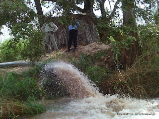 Une vue du dragage d'eau et du sable à Inga. Radio Okapi/Ph. Michel Kifinda