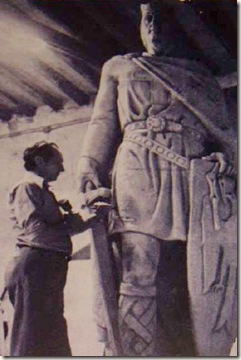 Loperena trabajando en la estatua de Sancho el Fuerte