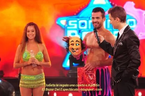 Julieta le regala una careta a Agustin.JPG