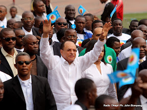 Au centre (chemise blanche), Léon Kengo Wa Dondo  saluant le publique ce 24/07/2011 au stade des martyrs à Kinshasa, lors de la sortie officielle de son parti politique UFC. Radio Okapi/ Ph. John Bompengo.