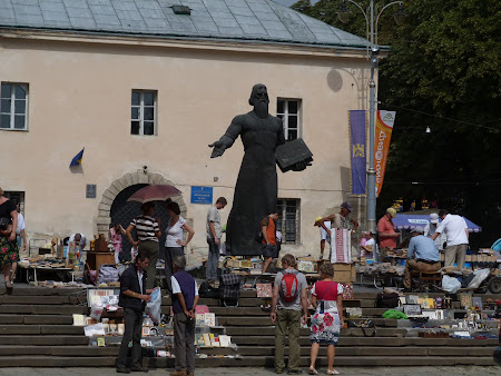 Imagini Ucraina: Piata de carti Lvov