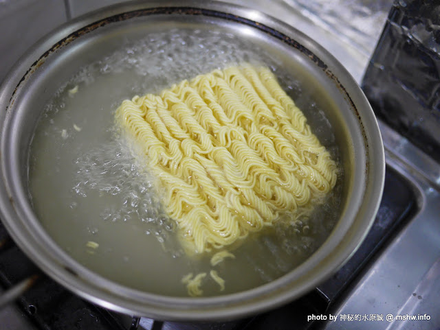 【食記】日本九州福岡限定!天然とんこつラーメン専門店 一蘭...的袋裝拉麵泡麵@口味還原度頗高,大勝台式拉麵... 九州 區域 太宰府 拉麵 日式 日本(Japan) 福岡 輕食 速食 飲食/食記/吃吃喝喝 麵食類 