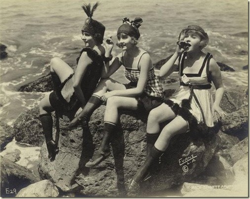Skinny-flapper-girls-from-1920s