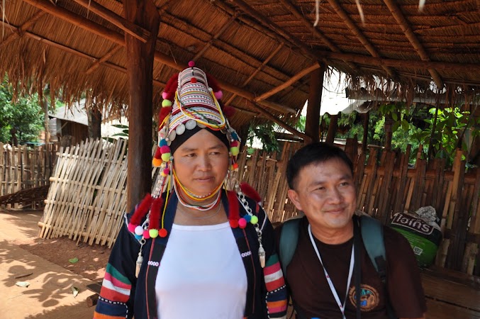 Imagini Thailanda: Femeie din tribul Akha si ghidul nostru Poe, Thailanda de Nord