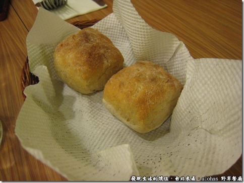 台北東區野草餐廳，手工麵包，大家一致認為好吃，除了一位自己會烤麵包的同事例外，有點小麥麵包的感覺，但應該不是！