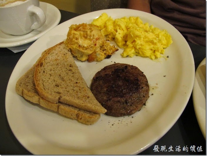 Louisville(路易斯維爾)Toast-on-market早午餐。這是另一位同事點的 Cliffie’s plate，炒蛋就正常多了，還有特選漢堡肉以及一份焗烤馬鈴薯餅(hashbrown casserole)，Hash brown裏頭還可以選擇加香腸(sausage)或是火腿 (ham)。Cliffie's Plate - For the hearty appetite - eggs, choice of meat, hasbrown casserole or fruit, toast and two buttermilk pancakes. US$9.50，炒雞蛋，特選肉，焗烤馬鈴薯或水果，麵包和兩個酪乳薄烤餅。 