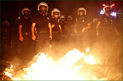 Турецкая полиция разгоняет протестующих