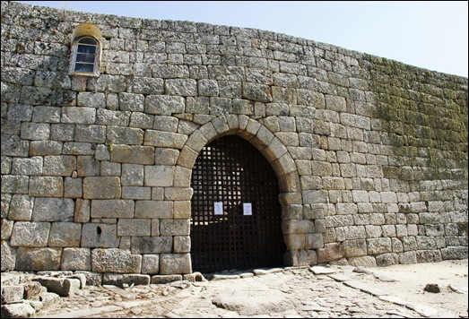 Marialva - Glória Ishizaka -  porta de entrada do castelo - anjo da guarda