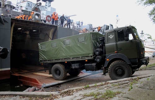 "Запад-2013": Белорусские военные во время перехода в Балтийск на российских БДК