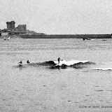 Scène de surf en 1960 dans la baie de Saint Jean de Luz
