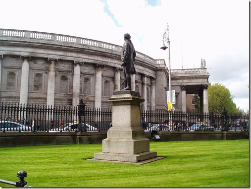 Dublín. Estatua en Puerta de Entrada Trinity College. Banco Irlanda al fondo - P5091084