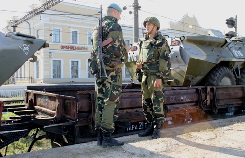 "Запад-2013": Погрузка белорусских военных на российские БДК