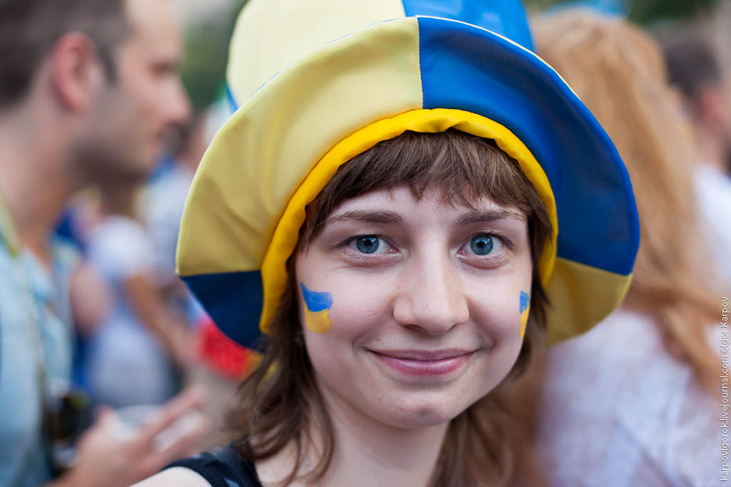 Девушки в фан-зоне на Крещатике. Матч Украина - Швеция. 11 июня 2012. Евро 2012.