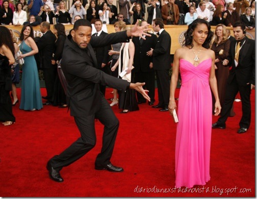 Most men just stand next to their date and hold their hand or something...and then there's Will Smith.