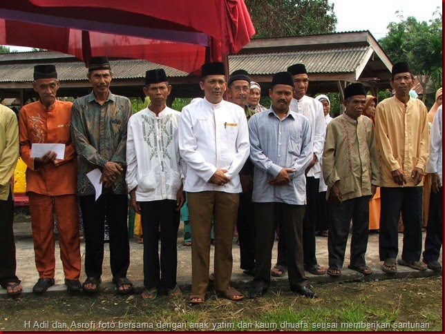 H.adil dan asrofi foto bersama dengan anak yatim dan kaum dhuafa seusai memberikan santunan