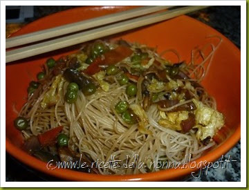 Spaghetti cinesi vegan con verdure e funghi (10)