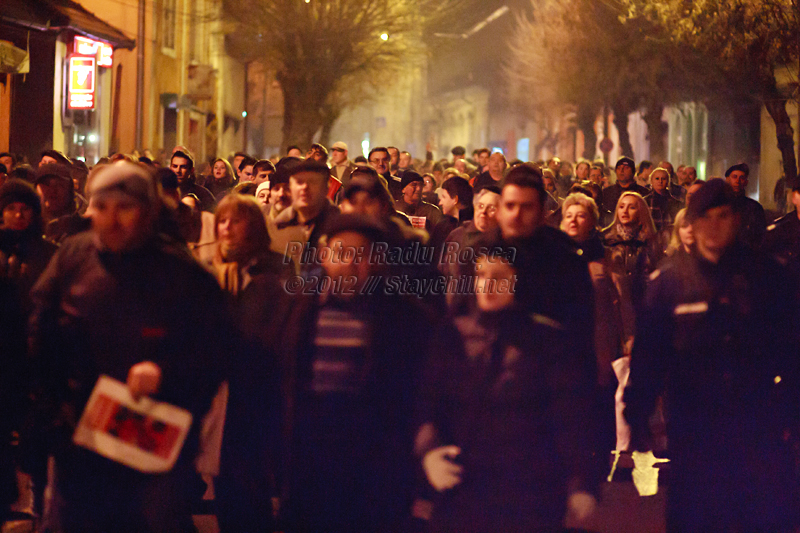 Protestatari se îndreaptă spre sediul SMURD din municipiul Tîrgu Mureș, cu ocazia unui miting de prostest împotriva noii legi a sănătății, joi 12 ianuarie 2012.