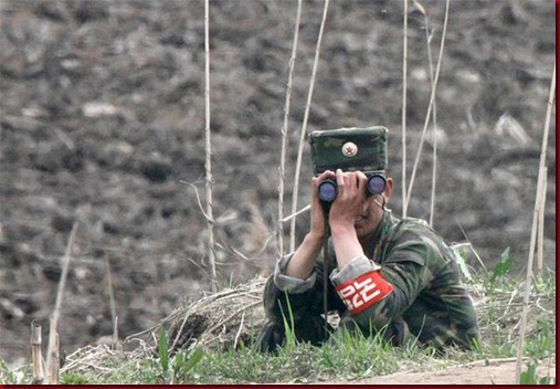 Tentara Korea Utara dengan menggunakan teropong