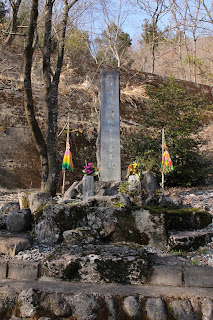 石碑「在日殉難中国烈士永垂不朽」