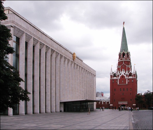 Troitskaya_Tower_and_State_Kremlin_Palace